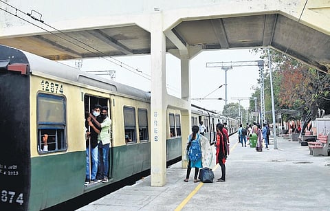 The pillars of the foot overbridge at Guindy railway station poses threat to  the commuters. (Photo| Ashwin Prasath, EPS)