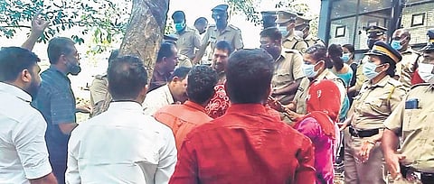 Police arresting and removing protesters in Keezhmad panchayat | Express