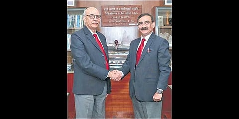 ​  Newly appointed DMRC Managing Director Vikas Kumar (R) with outgoing MD Mangu Singh | PTI
