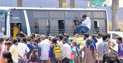 Harrowing experience for devotees at Yadagirigutta