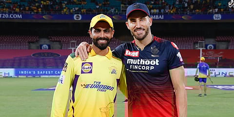 Chennai Super Kings skipper Ravindra Jadeja (L) and Royal Challengers Bangalore counterpart Faf du Plessis (Photo| Twitter)