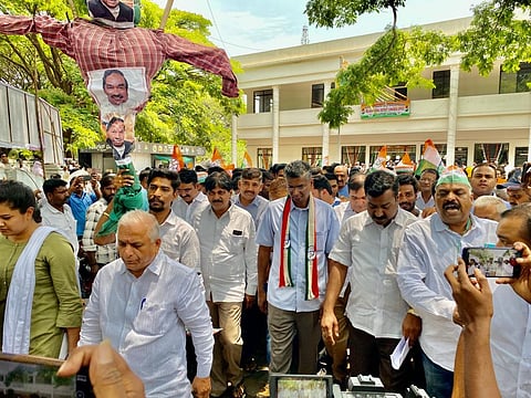 Congress workers taking out a procession in Belagavi demanding the arrest of RDPR Minister K S Eshwarappa on Wednesday, April 13, 2022.
