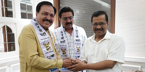 Former Gujarat Congress MLA Indranil Rajguru (L) with AAP chief Arvind Kejriwal (Photo| Twitter)