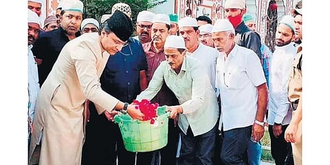 AIMIM MLA Akbaruddin Owaisi visits the Hazrat Shah Mohammed Hasan Sahab Dargah after his acquittal in hate speech cases, in Hyderabad on Wednesday