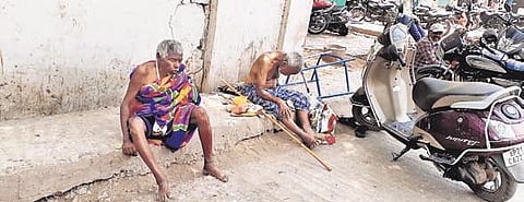 As humidity spikes in Kurnool GGH wards, 2 patients rest in a parking lot | k madhu sudhakar