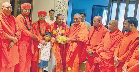 Seers visit ex-minister KS Eshwarappa’s house at Shivamogga | Shimoga Nandan