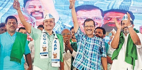 Farmer leader Kodihalli Chandrashekar and Delhi CM and AAP chief Arvind Kejriwal greet the gathering during a convention at the National College Grounds in Bengaluru on Thursday