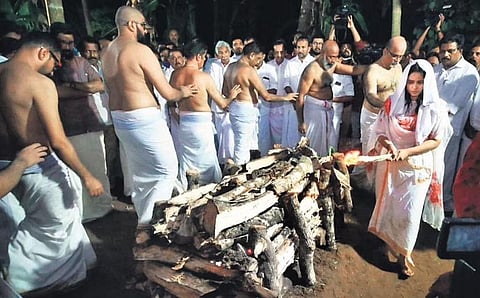 Anupama lights the funeral pyre of her father K Sankaranarayanan at his ancestral house at Painkulam near Cheruthuruthy on Monday