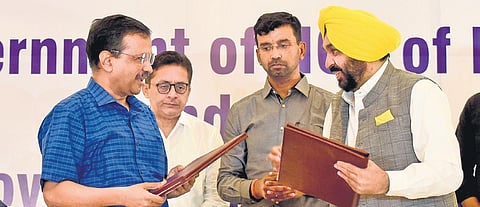 Delhi CM Arvind Kejriwal and his Punjab counterpart Bhagwant Mann after signing the MoU on knowledge-sharing | Parveen Negi