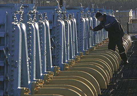A Belarusian worker on duty at a gas compressor station of the Yamal-Europe pipeline near Nesvizh, some 130 km (81 miles) southwest of the capital Minsk, Belarus, Dec. 29, 2006. (File photo | AP)