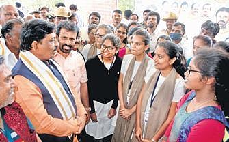 Industries Minister Murugesh Nirani interacts with students in Mysuru on Thursday |  Udayashankar S