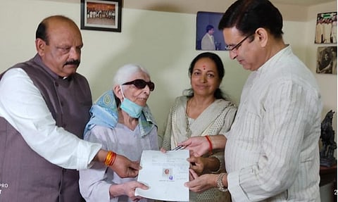 Pushpa Munjyal  handing over her 'will' to the state Congress leader Pritam Singh.