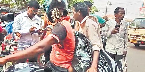 Sunakar and his relative carrying the body of his daughter from the hospital | Express