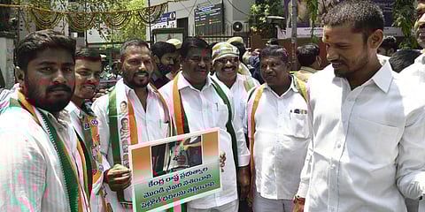 Congress workers protest at Rangareddy district collectorate. (Photo| Vinay Madapu, EPS)