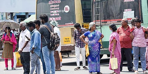 The public roaming without any face mask near Central bus stand in Tiruchy on Thursday | MK Ashok Kumar