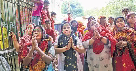 Woman stage a protest in front of officials following the an anti-encroachment drive | Shekhar Yadav & pti