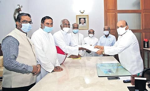 Members of the Christian community submit a memorandum to Governor Thaawarchand Gehlot in Bengaluru on Monday