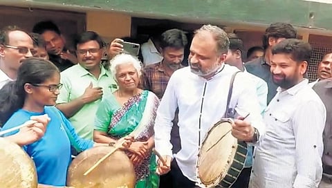 Perarivalan and Arputhammal celebrating his release. (Photo | S DINESH, EPS)