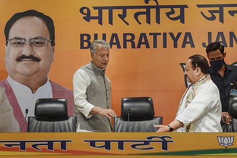 Former Punjab Congress President Sunil Jakhar being welcomed by BJP President J P Nadda as he joins the party at the BJP headquarters. (Photo | PTI)