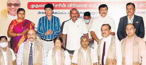 Health Minister Ma Subramanian and Health Secretary J Radhakrishnan with the first patient who underwent robotic surgery in the hospital. ( Photo| EPS)