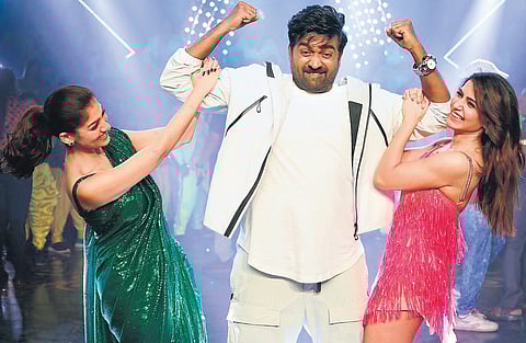 A still from 'Kaathuvaakula Rendu Kaadhal'