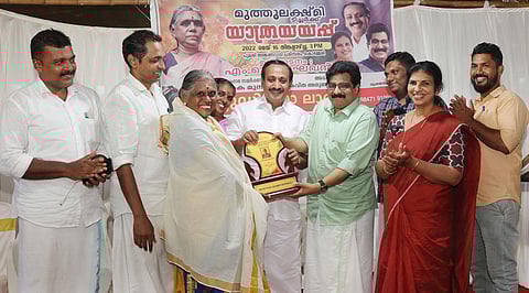 Kozhikode MP M K Raghavan and MLA M K Muneer honouring Muthulakshmi  during her retirement function.