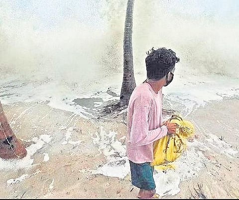 Waves battering Chellanam coast | file photo
