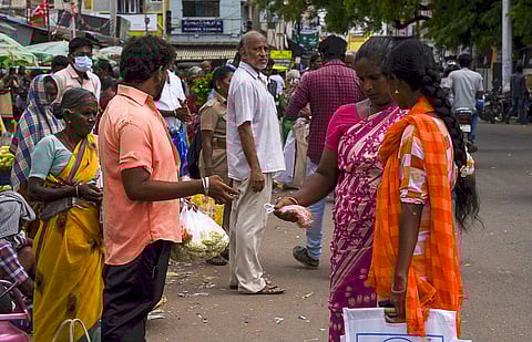Street vendors doing business near Gandhi Market in Tiruchy using banned plastic bags. (Photo | M K Ashok Kumar)