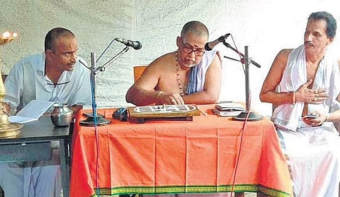 Astrologer GP Gopalakrishna Panicker during the ‘Tambula Prashne’  held in Malali near Mangaluru on Wednesday