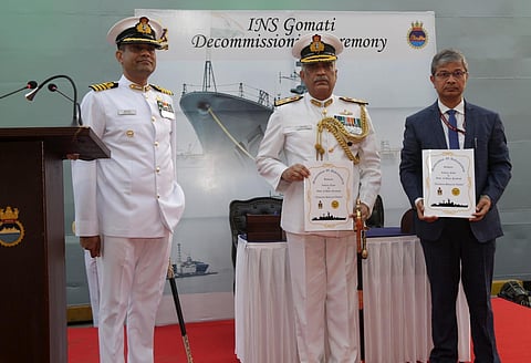 Vice Admiral AB Singh wit an official of the UP Government.