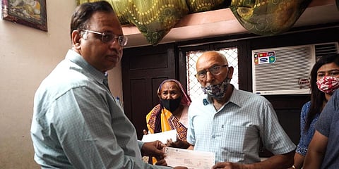 Delhi Health Minister Satyendar Jain gives ex-gratia of Rs 1 crore to the family members of Dr Sanjeev Kumar who died while serving COVID-19 patients. (Photo| Twitter)