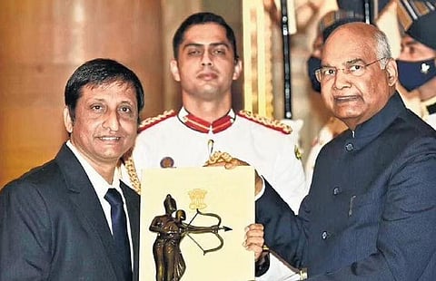 S Raman posing with President Ram Nath Kovind