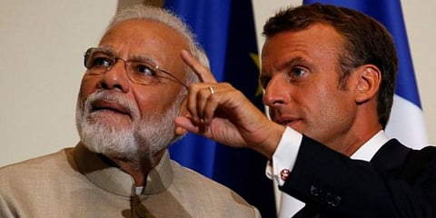 PM Narendra Modi (L) interacts with France President Emmanuel Macron (File Photo | AP)