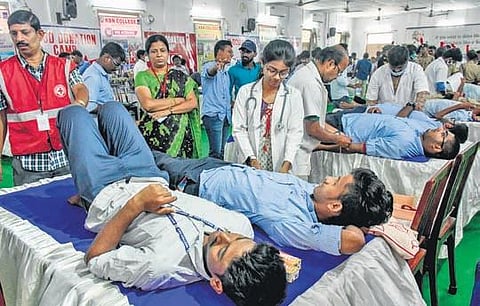 Youngsters donate blood at KBN college in Vijayawada. (Photo I Prasant Madugula, EPS)