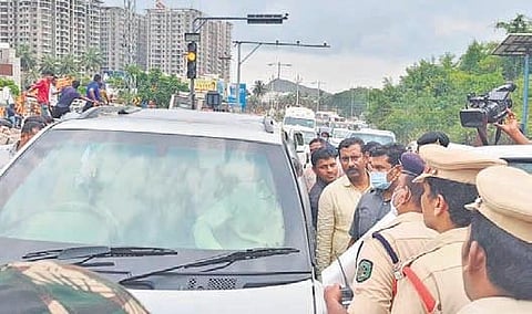 TDP chief N Chandrababu Naidu’s convoy being stopped by police at Yendada in Visakhapatnam on Thursday on his way to Rushikonda.( Photo  | EPS)