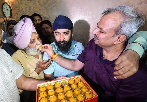 Delhi BJP Spokesperson Tajinder Pal Singh Bagga arrives at his residence after being produced before the Duty Metropolitan Magistrate, in New Delhi. (Photo | PTI)