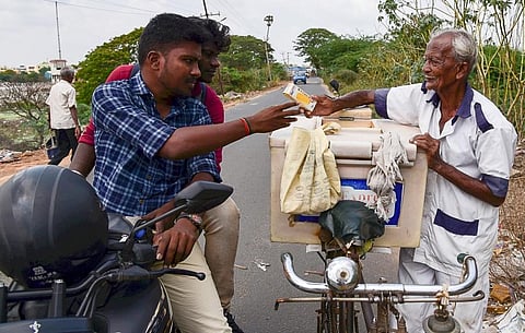 At the age of 77, A Kani loves meeting his customers in Tiruchy every day. (Photo | MK Ashok Kumar, EPS)
