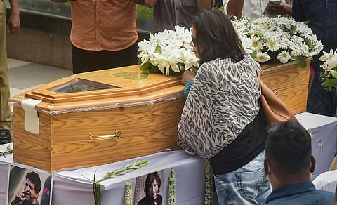 Jyothy Krishna, wife of Bollywood playback singer Krishnakumar Kunnath popularly known as 'KK', pays tribute to her husband, at Rabindra Sadan in Kolkata. (Photo | PTI)