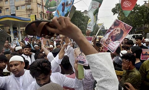 People stage a protest over the controversial remarks by two now-suspended BJP leaders against Prophet Mohammad, near Park Circus in Kolkata. (Photo | PTI)