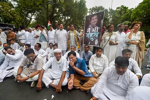 Congress Leaders Digvijay Singh, Pawan Khera and others stage a 'dharna' after party leader Rahul Gandhi was summoned for questioning in the National Herald case by ED, in New Delhi. (Photo | PTI)