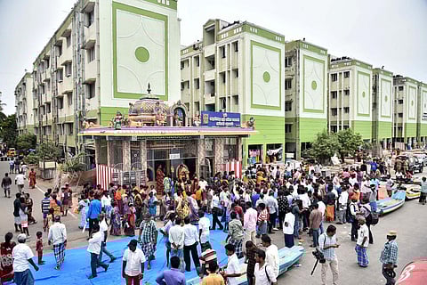 Hundreds of fishermen residing at TNUHDB houses in Nochikuppam stage a protest against demolition of the Gangai Bhavani Amman Temple. (Photo | P Jawahar, EPS)