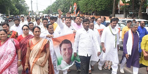Congress workers take out a rally in Bhubaneswar protesting ED summons to Gandhis. (Photo| Twitter)
