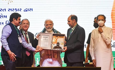PM Narendra Modi being felicitated by Mumbai Samachar Director Hormusji Cama and Mumbai Samachar Editor Nilesh Dave, during the 200th anniversary celebrations of Mumbai Samachar. (Photo |PTI)