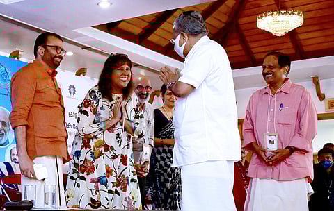 Chief Minister Pinarayi Vijayan greeting journalist Barkha Dutt during the inauguration of Loka Kerala Madhyama Sabha in Thiruvananthapuram. (Photo | Express)