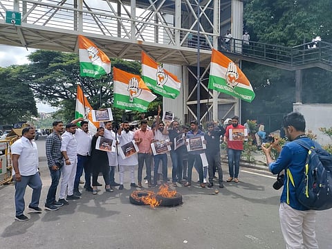 Karnataka Youth Congress unit, led by its president Mohammed Nalapad, protest against Agnipath scheme during PM Modi's visit in front of Cantonment railway station on Monday afternoon.