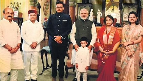 Prime Minister Narendra Modi with members of the Mysuru royal family poses for shutterbugs in the palace on Tuesday. CM Basavaraj Bommai and Governor Thaawarchand Gehlot look on 