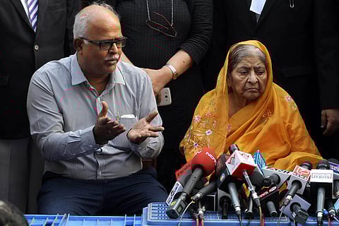 Tanvir Jafri with his mother Zakia Jafri(Photo | AP)