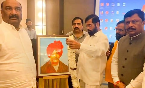 Rebel Shiv Sena leader Eknath Shinde with supporting Maharashtrian MLAs pays floral tribute to Rajarshi Chhatrapati Shahu Maharaj. (Photo | PTI)