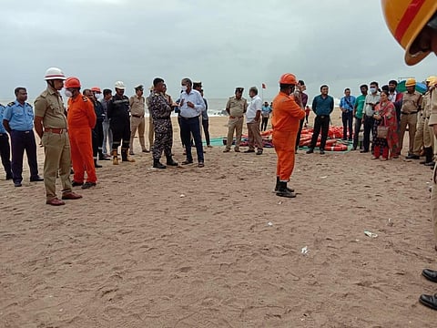 Coast Guard personnel at Mangaluru to check the oil spill| Express