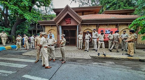 Police personnel deployed over speculation of gathering of supporters of rebel Shiv Sena leader Eknath Shinde at Shiv Sena's office in Tembhi Naka, in Thane. (Photo | PTI)